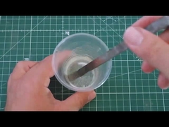 자기 평준화 가 가능한 공예품 용 樹脂 을 사용 하여 화려 한 예술 작품 을 만들 수 있다