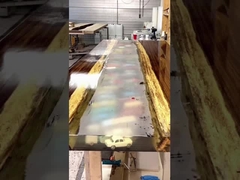 보석 처럼 빛나는 식탁 위