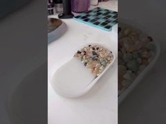 맑은 에포시 樹脂 을 사용하여 창조물 을 조명 하십시오